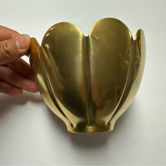 Ilume Other - Brass tulip candle holder